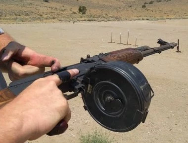AK-47 Καλάσνικοφ κατά ριπάς! (βίντεο)